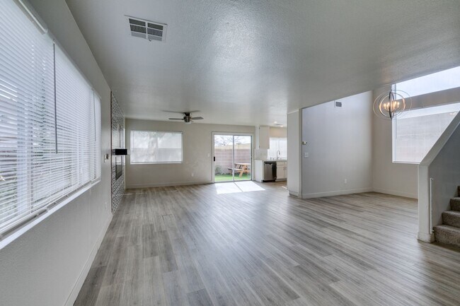 Foto del edificio - SUMMERLIN BEAUTY WITH TONS OF UPGRADES*3 LARGE BEDROOMS*COMMUNITY POOL*