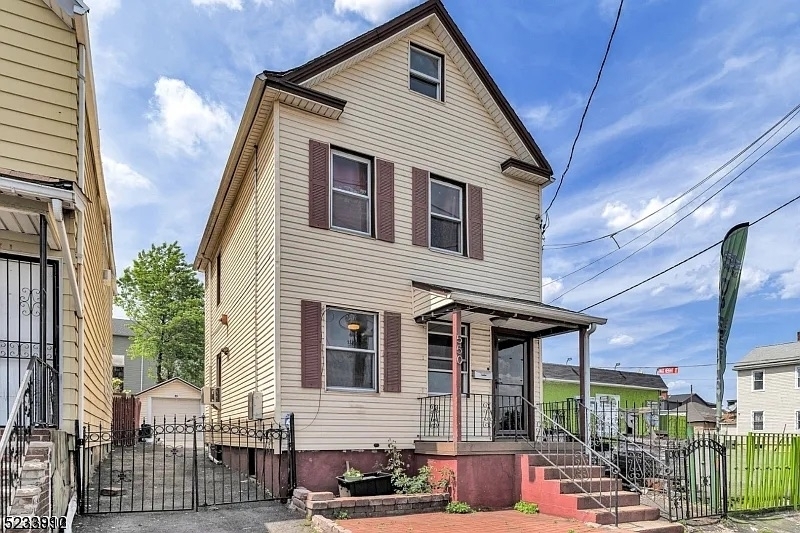Primary Photo - 550 Spring St