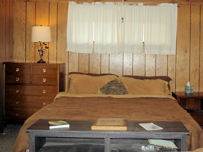 Cama tamaño king, cómoda, mesita de noche. - 26180 Whispering Oak Ln
