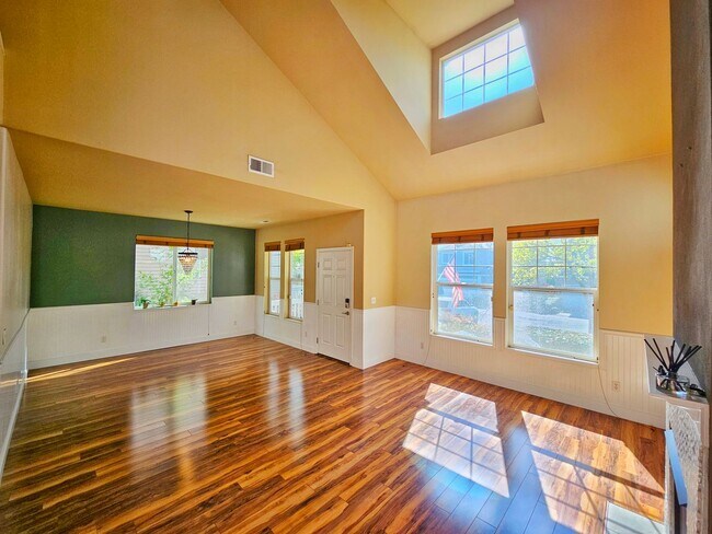 Building Photo - Charming 3 Bed 2.5 Bath 2 Story Home in Beautiful Lakeland, Auburn