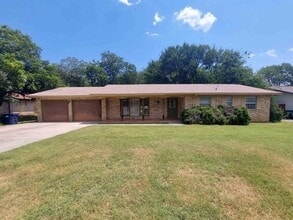 Building Photo - 1005 N Vandeveer St