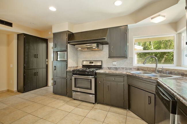 Building Photo - 4130 Hayvenhurst Ave