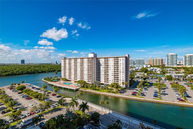 Foto del edificio - 500 Bayview Dr