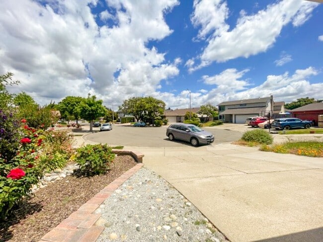 Building Photo - Welcome to this stunning 4 bedroom, 2.5 ba...
