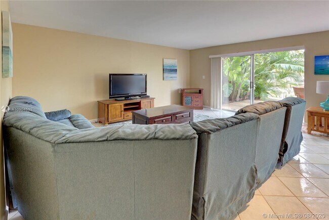 Building Photo - 685 Kensington Pl