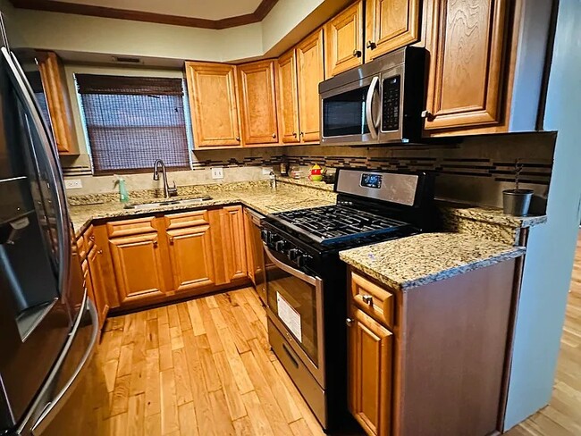 Kitchen - 1617 Estate Cir