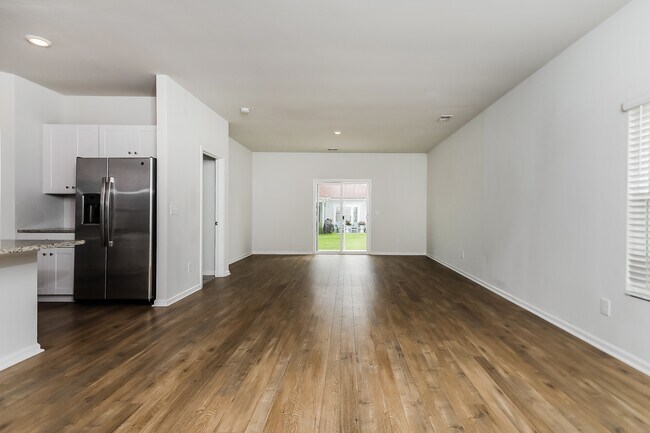 Building Photo - 143 S Reindeer Rd