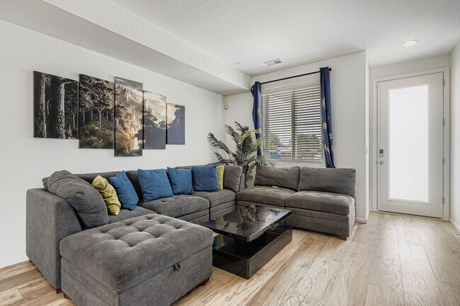 Foto del edificio - Beautiful Townhome- Great location off Tower Road! Low-maintenance living! (1/2 off 1st months' r...