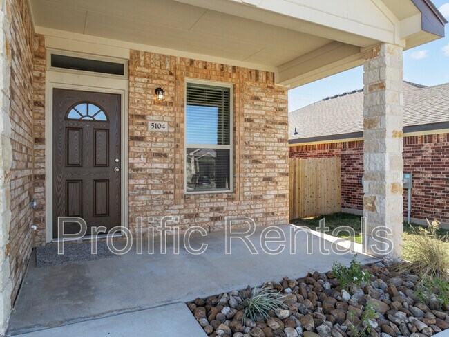 Foto del edificio - 5104 Rose Gdn Lp