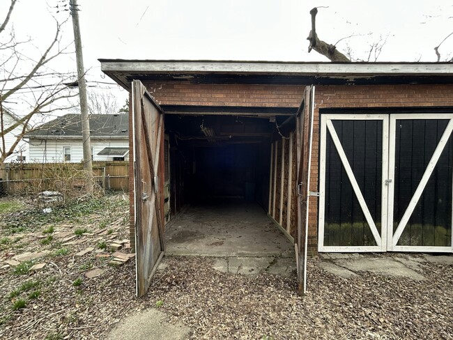 Building Photo - 95 Ahrens St