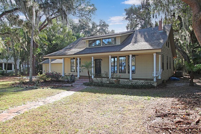 Foto del edificio - Lake Mary - 4 Bedroom, 2 Bathroom, Lake View and Access- $2,845.00