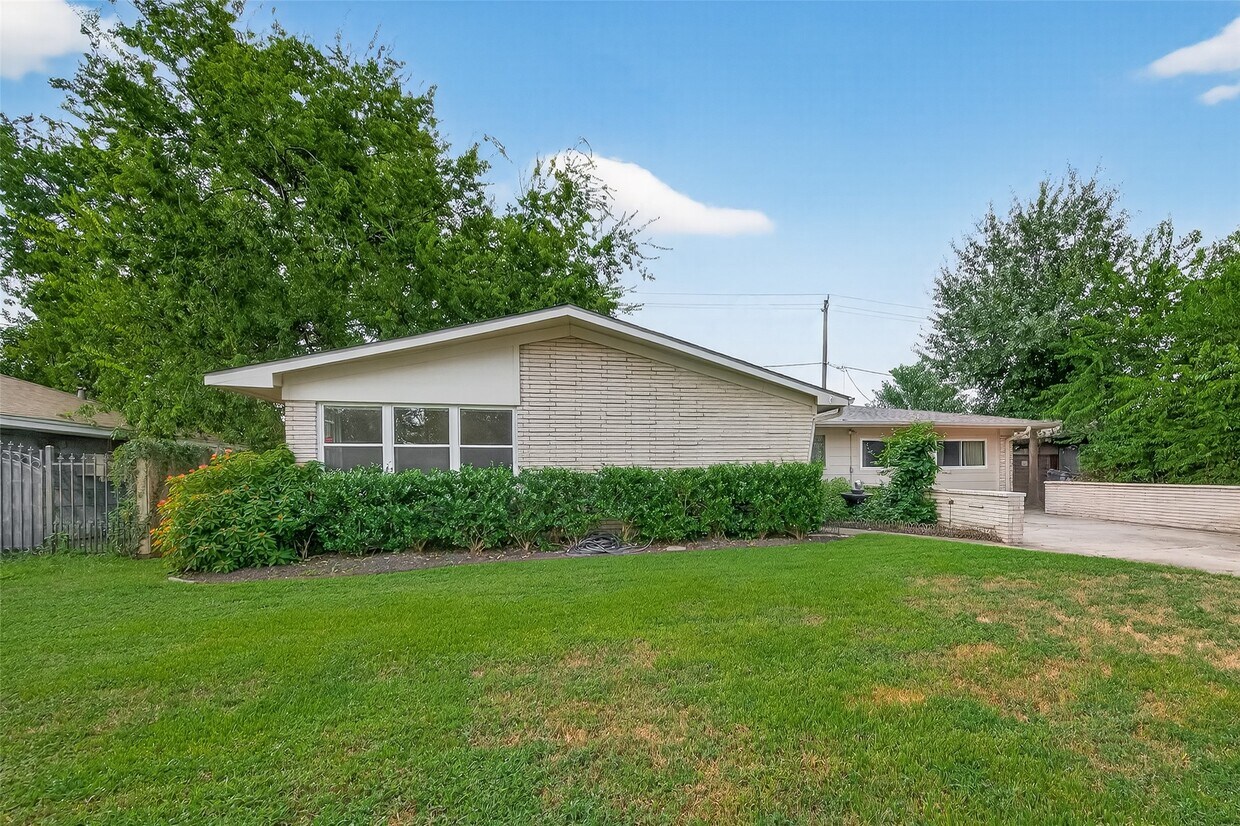 Foto principal - 5001 Libbey Dr