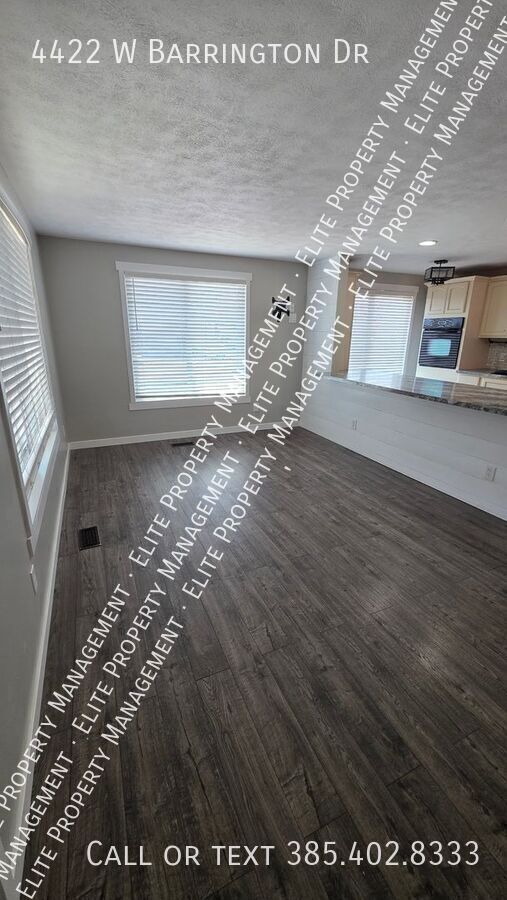 Foto del edificio - 4422 Barrington Dr
