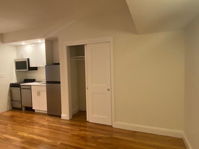 Building Photo - Nicely renovated studio in Back Bay for Se...