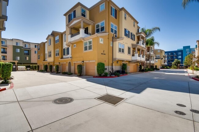 Building Photo - Spacious Spectrum 2 Bedroom Townhome with ...