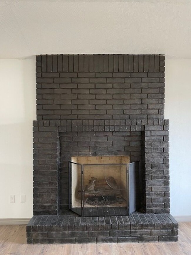 Building Photo - ALL BRICK HOME IN NIXA Located in McCroske...