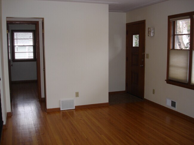 Building Photo - 203 W 56th St