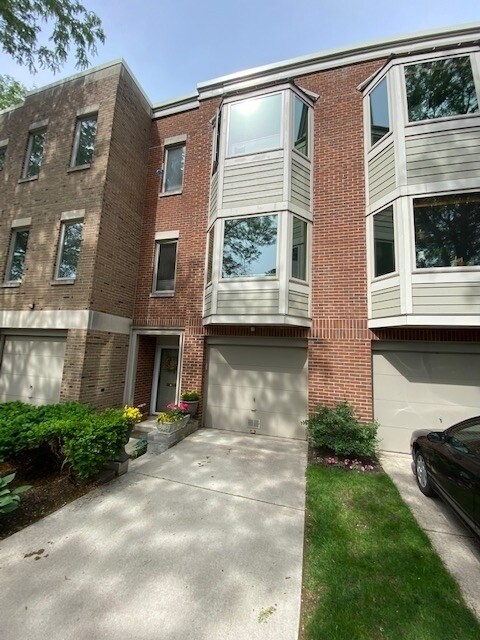 Primary Photo - 2304 N Lakewood Ave