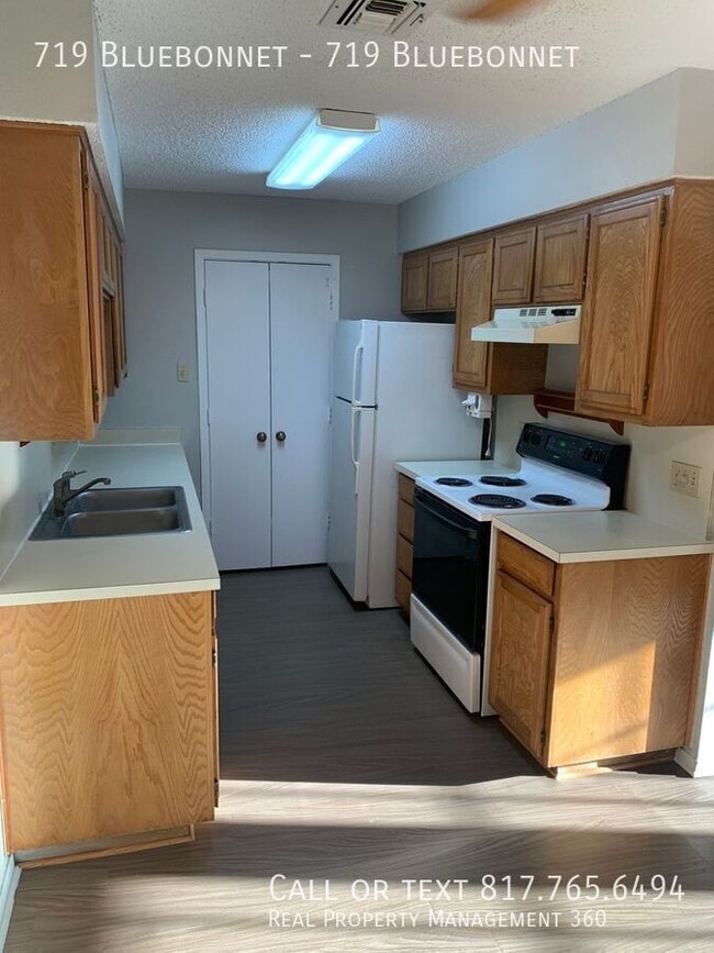Foto del edificio - 719 Bluebonnet Dr