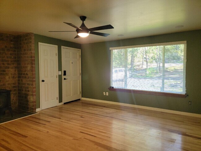 Building Photo - 3 Bedroom Home in Seabeck
