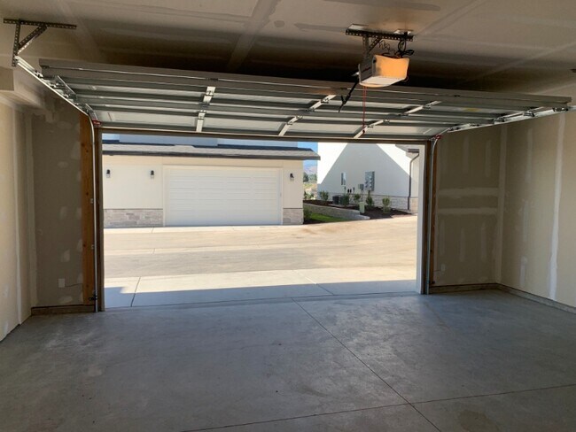 Building Photo - 440 W 85 S