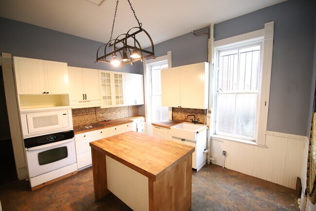Building Photo - 2BD/1BA First Floor Apartment