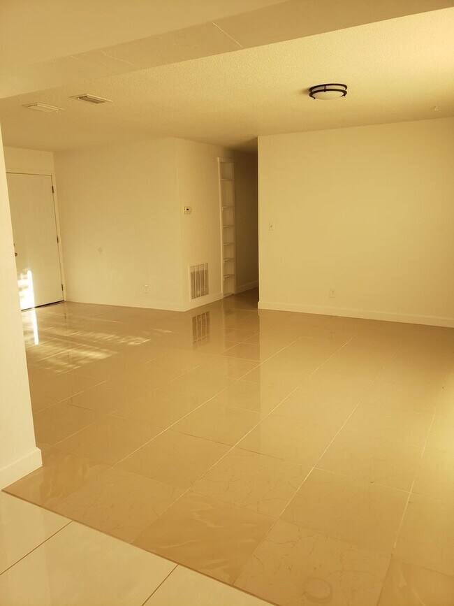 Building Photo - 3 bedroom 2 bath home
