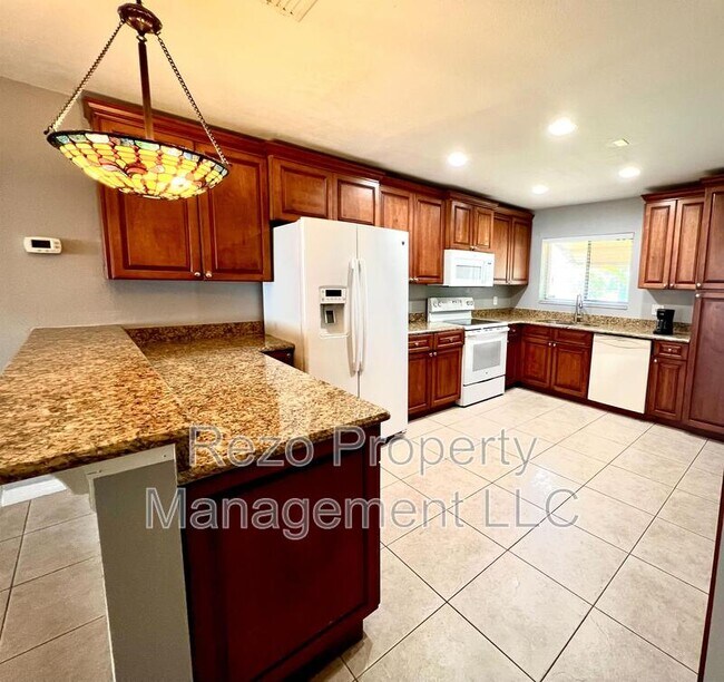 Building Photo - 5005 Lindsay Ct