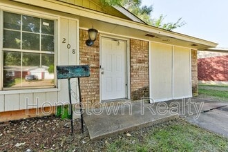 Building Photo - 208 W Shadywood Dr