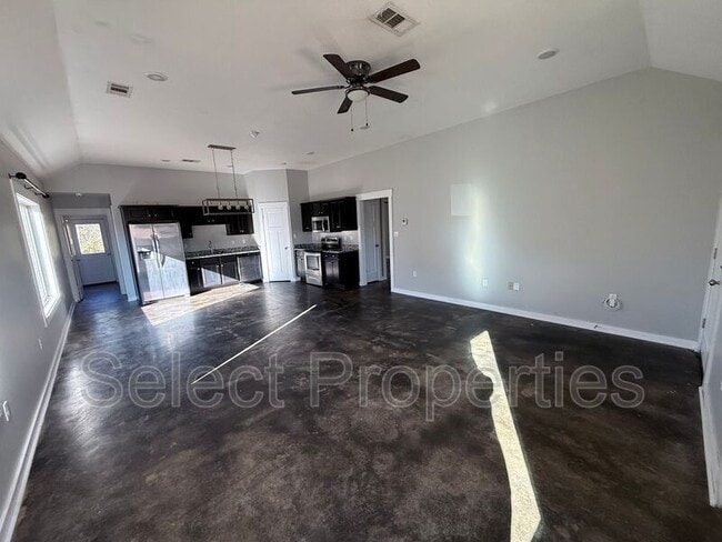 Building Photo - 263 Wolf Den Dr