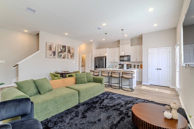 Foto del edificio - 8120 Esther Acres Ln