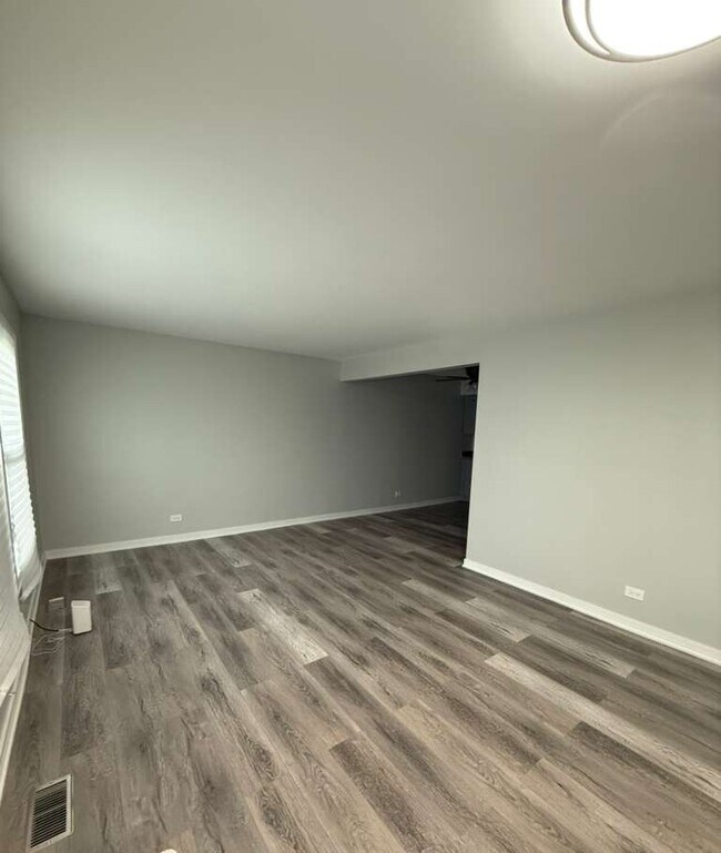 Building Photo - 1311 Kingsbury Dr