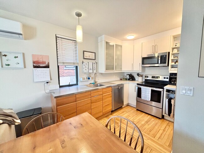 Building Photo - 2 BED - 1 BATH - OTTAWA - APARTMENT BUILDING
