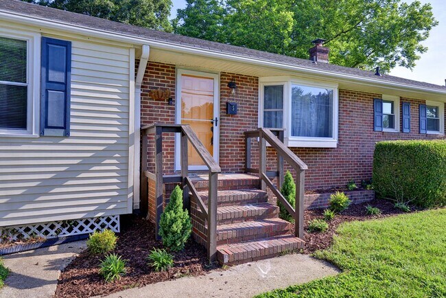 Building Photo - Great Rancher Close To CNU