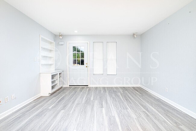 Building Photo - 2/1 Beachside Bungalow