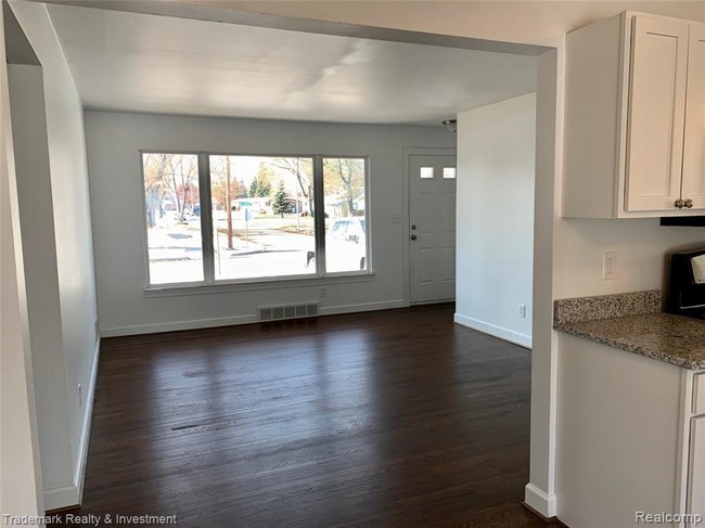 Building Photo - 8258 Perrin Ave