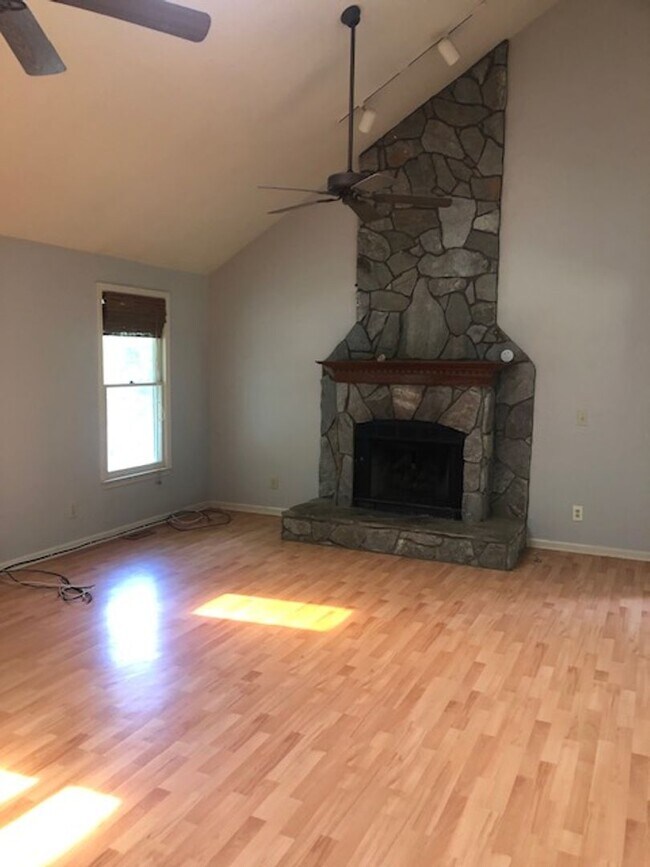 Foto del edificio - 3 bedrooms, 2.5 bath, 2 car garage- Simpso...
