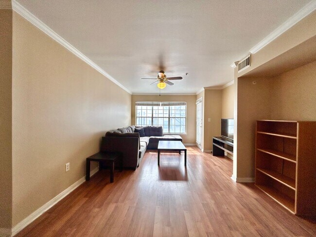 Foto del edificio - Light-Filled 2BR/2BA with Balcony in Austin