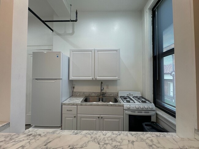 Building Photo - Loft Style Large Studio Apartment