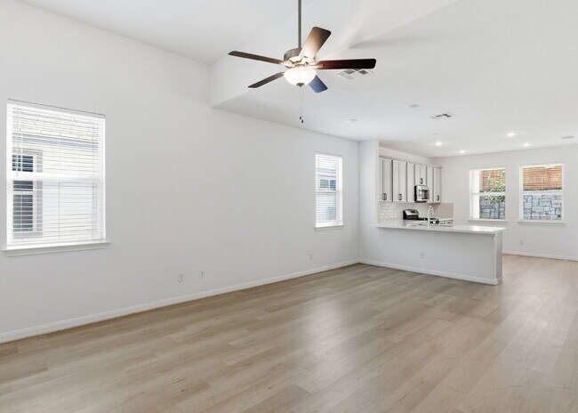 Foto del edificio - Spacious 4 Bedroom Home with Game Room and Covered Patio!