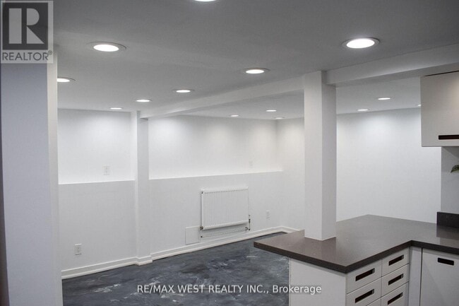 Building Photo - 365 Silverthorn Ave