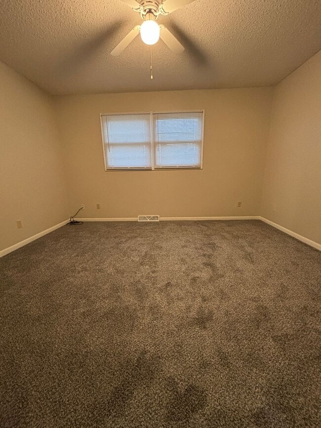 Building Photo - 2 Bedroom duplex in desirable Waterloo neighborhood!!