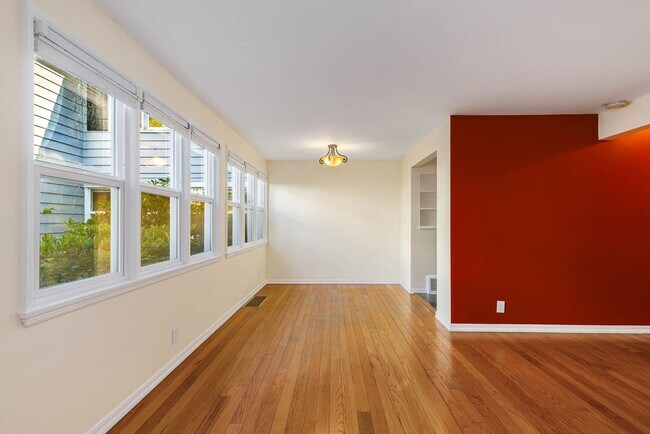 Building Photo - 1602 1/2 15th Ave