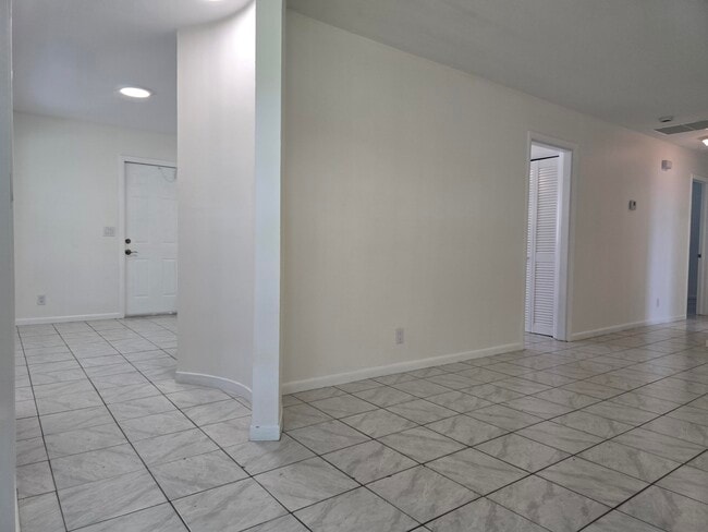 Building Photo - 800 Ibis Way
