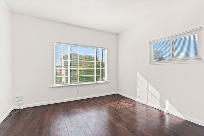 Foto del edificio - Fully Renovated 2-Bedroom in West Oakland McClymonds Neighborhood