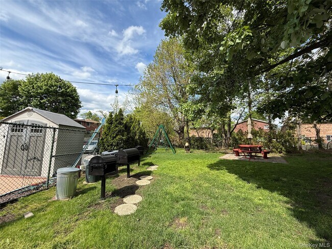 Foto del edificio - 47-27 Little Neck Pkwy