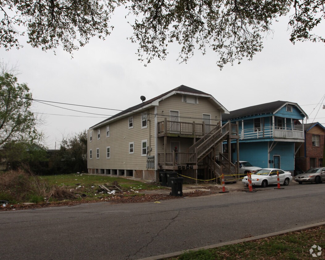 Primary Photo - 2620-2622 S Galvez St