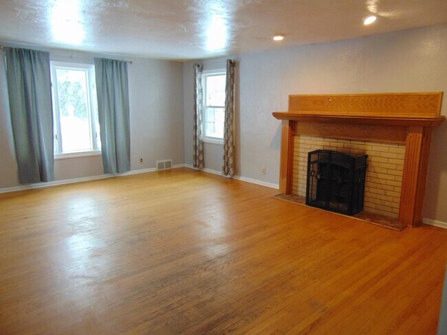 Building Photo - 150 E Briar Ln