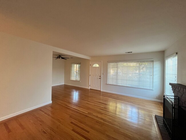 Building Photo - Spacious 3 bedroom 1 bath in San Jose!!