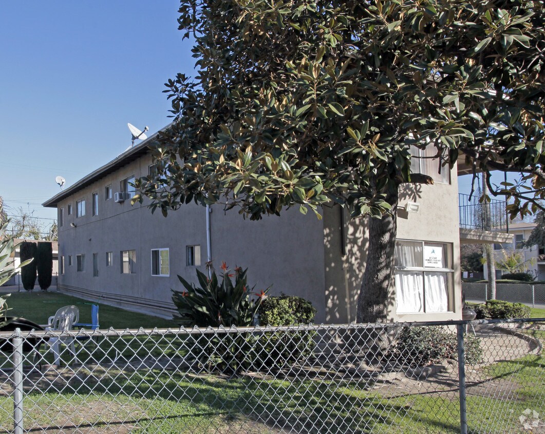 Building Photo - 1751 W Sumac Ln